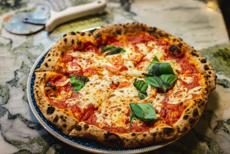 Pizza com tomate e manjericão